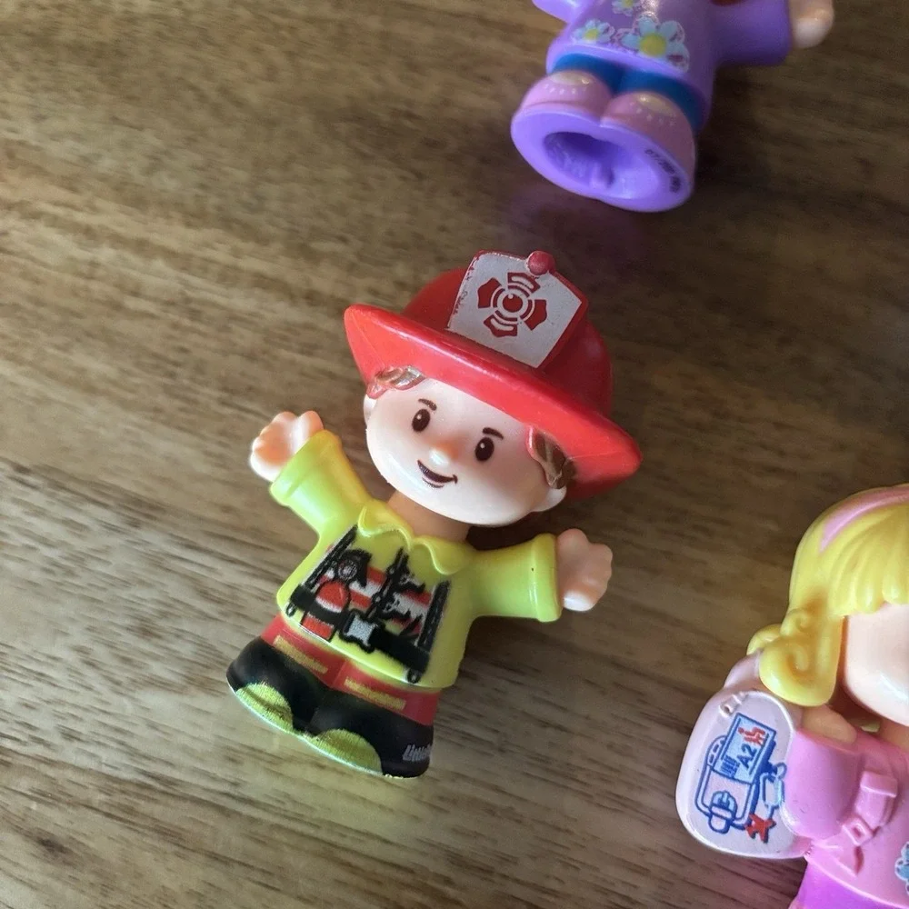 Fisher Price Little People Lot Of 5 / 2 Girls , Fireman, Boy , Dog Toys Preowned